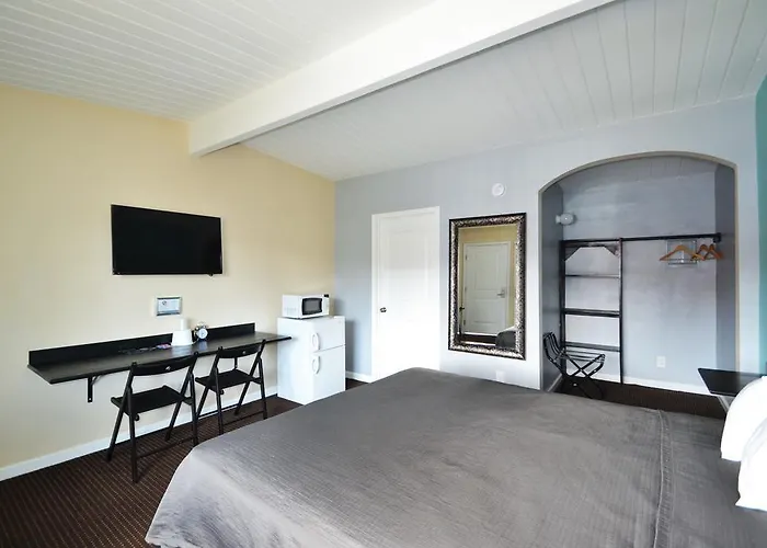 Lodge At 32Nd